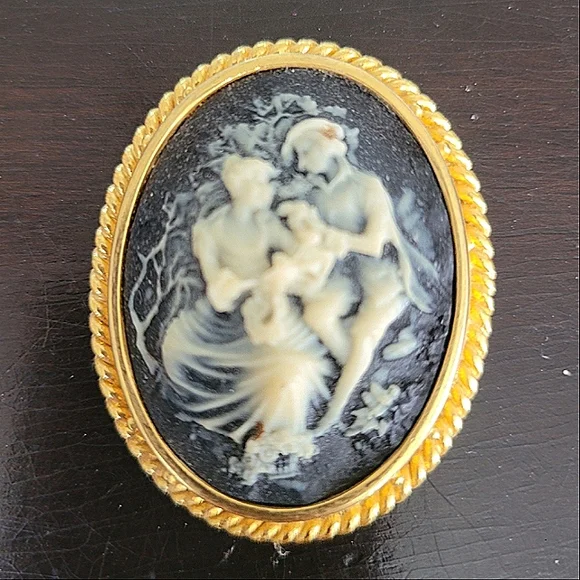 Vtg Engraved Cameo Brooch Pin Man and Woman Lovers - Picture 1 of 4